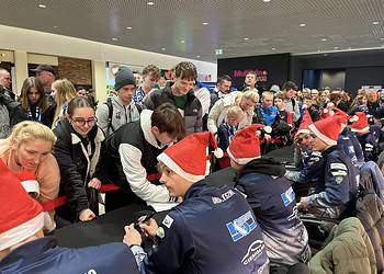 Kibice świętowali Mikołajki na biało-niebiesko (zdjęcia)