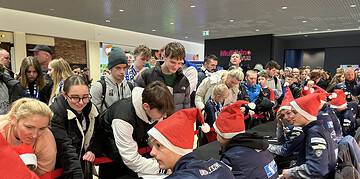 Kibice świętowali Mikołajki na biało-niebiesko (zdjęcia)