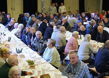 Wigilia dla potrzebujących. Sala MOK wypełniona do ostatniego miejsca (zdjęcia)