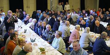 Wigilia dla potrzebujących. Sala MOK wypełniona do ostatniego miejsca (zdjęcia)