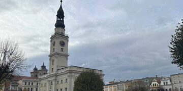 Mniej zgonów oraz zawieranych małżeństw w Lesznie. Dane z 2024 roku