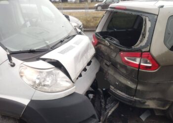 Wjechał w tył samochodu. Kolizja na Al. Konstytucji 3 Maja