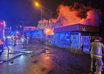 Nocny pożar przy Tamie Kolejowej