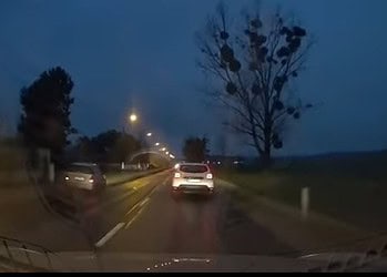 Wyprzedzała chodnikiem pod wpływem alkoholu. 18-latka straciła prawo jazdy