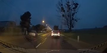 Wyprzedzała chodnikiem pod wpływem alkoholu. 18-latka straciła prawo jazdy