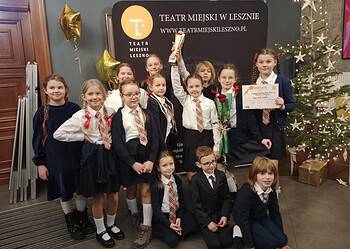 Pierwsza Gwiazdka w Lesznie. Mali artyści rozświetlili teatralną scenę