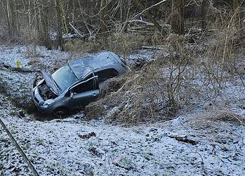 Dwa pojazdy wpadły do rowu