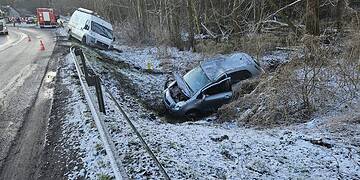 Dwa pojazdy wpadły do rowu