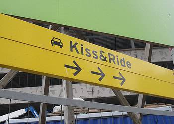 Przed szkołami w Lesznie powstaną strefy Kiss & Ride?