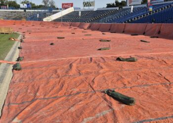 Plandeka na torze w Lesznie. Zapowiadane opady deszczu