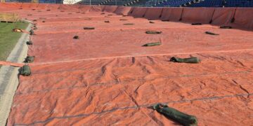 Plandeka na torze w Lesznie. Zapowiadane opady deszczu