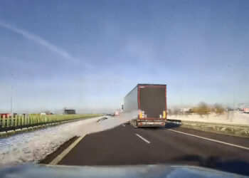 Niebezpieczna sytuacja na S5. Lód z naczepy uszkodził osobówkę