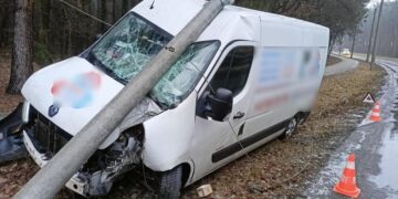 Bus uderzył w słup. Latarnia przewróciła się na pojazd