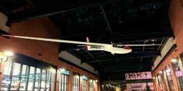 Szybowiec nad głowami klientów. ASW 15 zawisł w Galerii Starówka