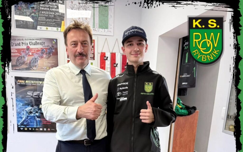 Two Men Stand Side by Side Giving Thumbs Up in a Club Room One in a Dress Shirt and Tie the Other in a Black Sports Jacket with a Ks Row Rybnik Crest with Posters on the Wall and the Club Logo Visible 9 Września 2025 