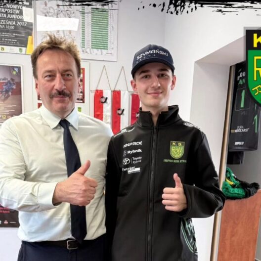 Two Men Stand Side by Side Giving Thumbs Up in a Club Room One in a Dress Shirt and Tie the Other in a Black Sports Jacket with a Ks Row Rybnik Crest with Posters on the Wall and the Club Logo Visible 9 Września 2025 