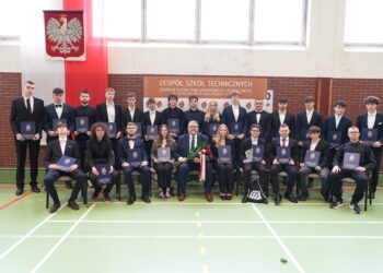 Group of Students in Suits Posing for a Formal Graduation Photo in a School Gym Holding Blue Diplomas 6 Kwietnia 2020 Dsc00473