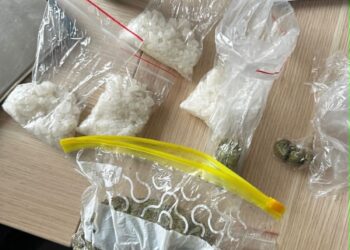 Several Clear Bags Contain White Crystalline Substance on a Wooden Surface with a Few Coins Nearby 23 Października 2020 