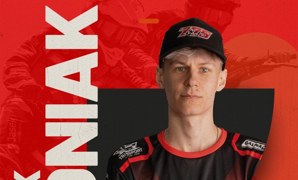 Portrait of a Young Athlete Wearing a Black Cap and Red and black Jersey Facing the Camera Against a Bold Red Backdrop with Large White Text on the Left 9 Września 2025