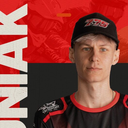 Portrait of a Young Athlete Wearing a Black Cap and Red and black Jersey Facing the Camera Against a Bold Red Backdrop with Large White Text on the Left 9 Września 2025