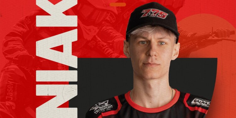 Portrait of a Young Athlete Wearing a Black Cap and Red and black Jersey Facing the Camera Against a Bold Red Backdrop with Large White Text on the Left 12 Maja 2026 