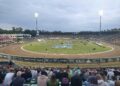 Crowded Outdoor Stadium with a Dirt Race Track Curved Turns and Tall Floodlights Overhead 16 Czerwca 2020