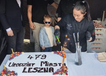 Child Wearing Blue Sunglasses Watches As a Chef in Black Oversees a Flaming Dessert Cake Decorated with Strawberries and Blueberries at a City Birthday Event 4 Lipca 2019 