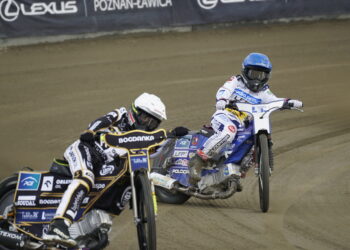 Two Speedway Riders Lean into a Dirt track Corner Kicking Up Dust with Sponsor Banners in the Background 9 Sierpnia 2023  ml 5151