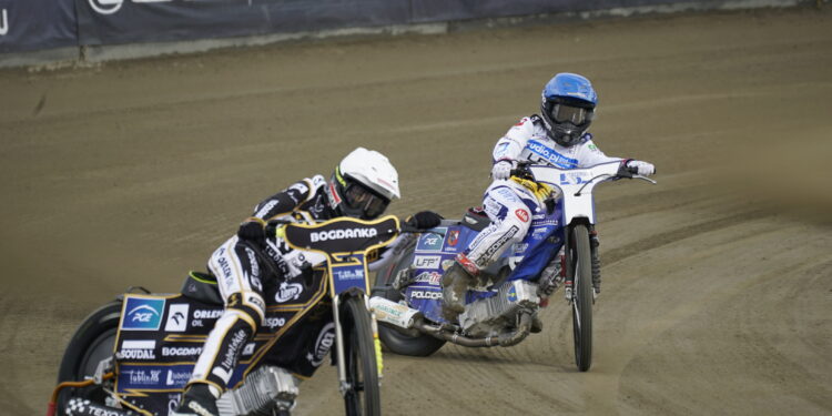 ML5151 Two Speedway Riders Lean into a Dirt track Corner Kicking Up Dust with Sponsor Banners in the Background 6 Czerwca 2026 ml 5151