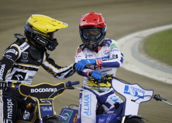 Two Speedway Riders in Colorful Racing Suits on a Dirt Track Shaking Hands Mid race or After a Heat Their Bikes Visible in the Foreground 2 Czerwca 2023  ml 5210