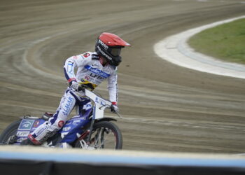 ML5368 Speedway Rider Wearing Red Helmet Leans into a Dirt Track Curve on a White and blue Bike with Sponsor Logos 9 Maja 2020 ml 5368