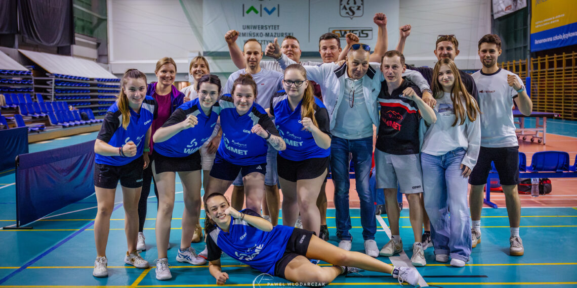 a Group of Athletes and Coaches Posing for a Team Photo in an Indoor Sports Hall Many Raising Fists and Smiling 16 Czerwca 2020