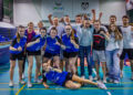 a Group of Athletes and Coaches Posing for a Team Photo in an Indoor Sports Hall Many Raising Fists and Smiling 16 Czerwca 2020